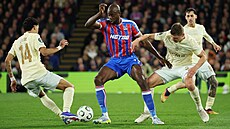 Jean-Philippe Mateta z Crystal Palace bojuje s dvojicí Valerij Bondar (vpravo)...