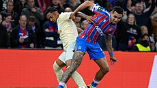 Daniel Muñoz (vpravo) z Crystal Palace a Eguinaldo ze �achtaru.