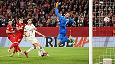 Luká� Horní�ek z Bragy inkasuje gól na h�i�ti Freiburgu.