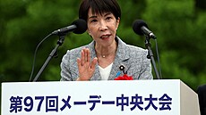 Japonská premiérka Sanae Takai�iová proná�í projev na výro�ním prvomájovém...
