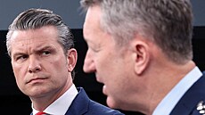 Americký ministr obrany Pete Hegseth vede v Pentagonu tiskový brífink o válce s...