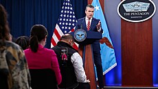 Americký ministr obrany Pete Hegseth vede v Pentagonu tiskový brífink o válce s...