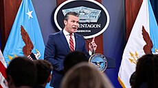 Americký ministr obrany Pete Hegseth vede v Pentagonu tiskový brífink o válce s...