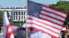 Vrtulník Marine One �eká p�ed Bílým domem na odlet amerického prezidenta...