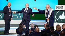 P�edseda Palestinské fotbalové asociace D�ibríl Rad�úb (vpravo) odmítá stanout...