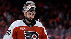 Branká� Dan Vlada� z Philadelphia Flyers b�hem utkání s  Carolina Hurricanes ve...