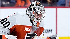 Branká� Dan Vlada� z Philadelphia Flyers v akci b�hem duelu s Carolina...