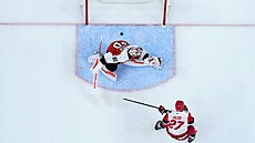 Nikolaj Ehlers z Carolina Hurricanes p�ekonává branká�e Dana Vlada�e z...