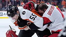 Rasmus Ristolainen z Philadelphia Flyers a Shayne Gostisbehere z Carolina...