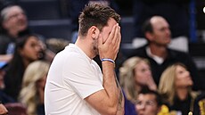 Zran�ný Luka Don�i� z Los Angeles Lakers schovává tvá� do dlaní po jednom z...