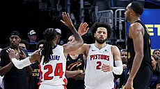 Daniss Jenkins a Cade Cunningham z Detroit Pistons slaví výhru nad Cleveland...