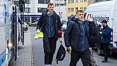 Daniel Bláha (vlevo) p�ichází k reprezenta�nímu utkání v Praze.