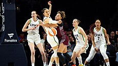 Eli�ka Hamzová z Minnesota Lynx brání Kiki Riceovou z Toronto Tempo. Vlevo také...