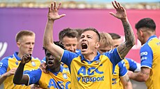 Fotbalisté Teplic se radují z branky.