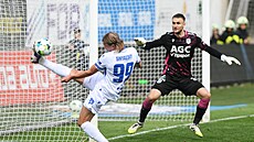 Vlasiy Sinyavskiy z Baníku Ostrava a branká� Matou� Trmal z Teplic b�hem utkání...