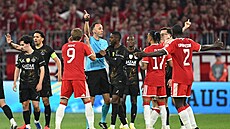 Diskuze fotbalist� Bayernu s rozhod�ím Joaem Pinheirem.