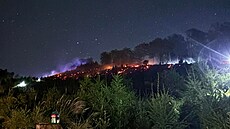 Hasi�i likvidovali celou noc po�ár lesa v Hostýnských vr�ích. V t�ko...