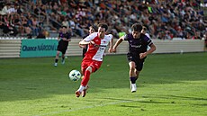 Tadeá� Kory�an (vlevo) pomohl k výh�e fotbalist� Krom��í�e nad bé�kem Slavie v...