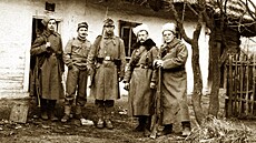 P�íslu�níci 1. roty �eské dru�iny Fierlinger a �erný, p�evle�eni do rakouských...