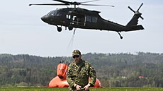Po�ár v Národním parku �eské �výcarsko. Vrtulník nabírá vodu na leti�ti v...