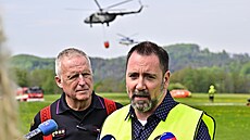 (zleva) �éf hasi�� Vladimír Vl�ek a ministr �ivotního prost�edí Igor �ervený...