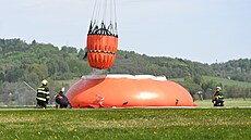 Po�ár lesa v �eském �výcarsku hasí n�kolik vrtulník�. Vodu nabírají p�edev�ím z...