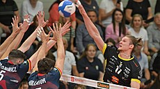 Jansons Renars Pauls z Karlovarska sme�uje p�es dvojblok pra�ských Lv�.