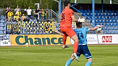 Branká� Ji�í Ciupa se sna�í dostat k mí�i. Nejprve ale musí p�ekonat ústeckého...