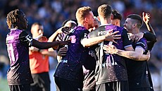 Fotbalisté Slavie slaví Jurásk�v gól Liberci.