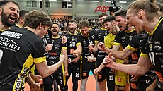 Volejbalisté Karlovarska slaví zisk extraligového zlata.