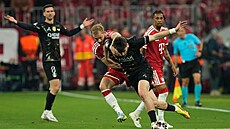 Vitinha z PSG se probíjí p�es obranu Bayernu.