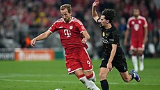 Harry Kane z Bayernu se sna�í prchnout p�ed Vitinhou z PSG.