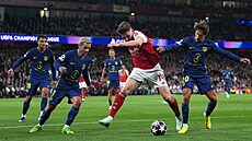 Viktor Gyökeres z Arsenalu brání mí� p�ed Griezmannem a Simeonem z Atlétika.