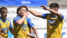 Tepli�tí fotbalisté se radují z gólu Daniela Mare�ka.