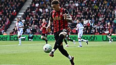 Zálo�ník Marcus Tavernier z Bournemouthu s mí�em v utkání proti Crystal Palace