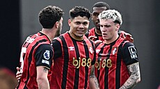 Fotbalisté Bournemouthu slaví gól, který vst�elil Evanilson.