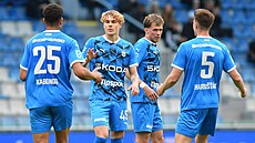 Mladoboleslav�tí fotbalisté se radují z gólu Josefa Kolá�íka (druhý zleva).