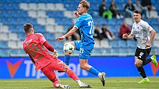 Mladoboleslavský Martin �ubert v �anci p�ed branká�em �t�pánem Bach�rkem ze...