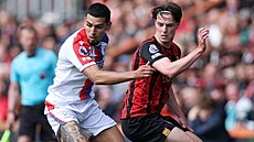 Obránce Daniel Munoz z Crystal Palace (vlevo) a Alex Scott z Bournemouthu