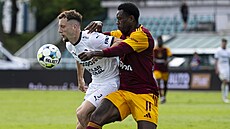 Slovácký Milan Rundi� se sna�í udr�et mí� p�ed Kevinem-Princem Millou z Dukly.