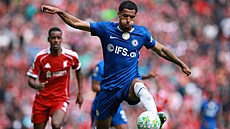 Obránce Levi Colwill z Chelsea si zpracovává mí� v utkání proti Liverpoolu.