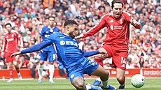 Obránce Jorrel Hato z Chelsea (vlevo) a Federico Chiesa z Liverpoolu