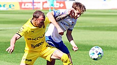 Mladoboleslavský obránce Mat�j Hyb� bojuje o mí� s ostravským Filipem �anclem.