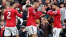 Fotbalisté Manchesteru United oslavují gól Benjamina �e�ka.