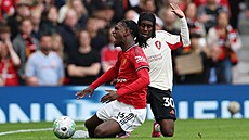 Obránce Ayden Heaven z Manchesteru United padá po zákroku Jeremieho Frimponga z...