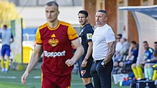 Pavel �ustr, trenér fotbalist� Dukly, b�hem utkání ve Zlín�