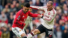 Zálo�ník Casemiro z Manchesteru United (vlevo) a Alexis Mac Allister z...