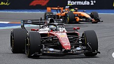 Charles Leclerc krátce po startu v �ele Velké ceny Miami