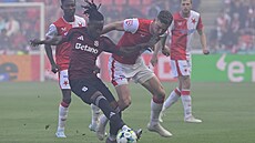 Spar�anský zálo�ník Santiago Eneme s mí�em p�ed Luká�em Provodem ze Slavie