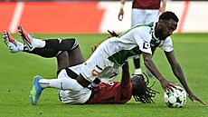 Jablonecký Alexis Alegue p�epadává p�es Garanga Kuola ze Sparty.